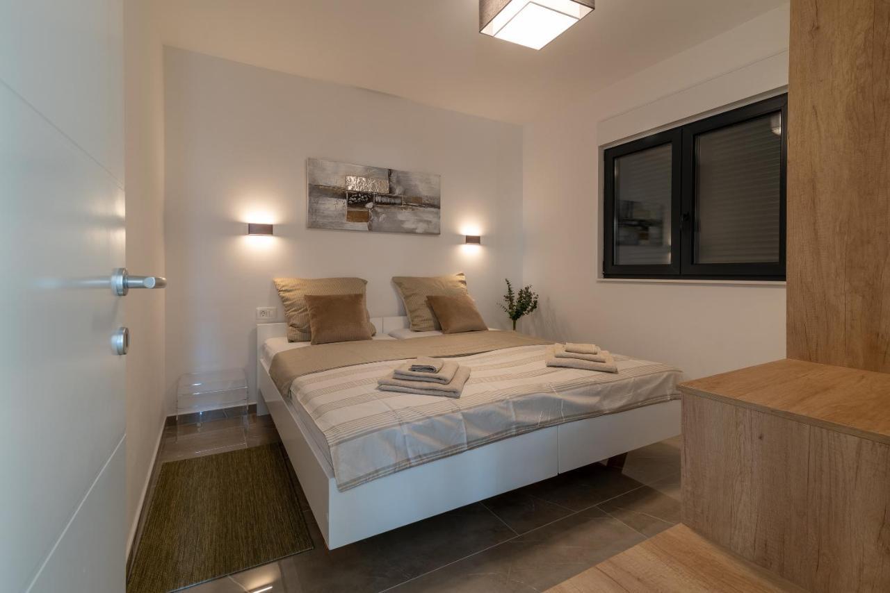 Poolside 2 Bedroom Ap. Mare Trogir Extérieur photo